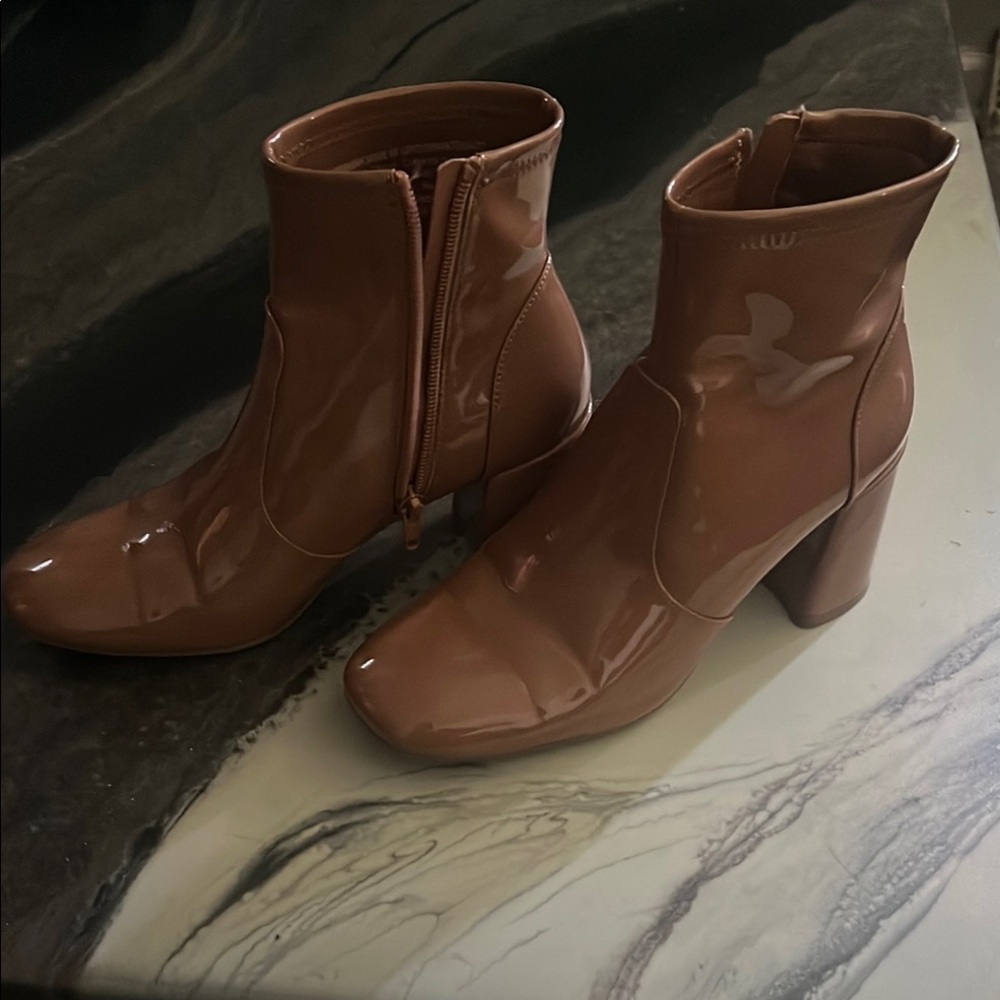 Brown Heeled Boots with Chunky Heel and Zipper